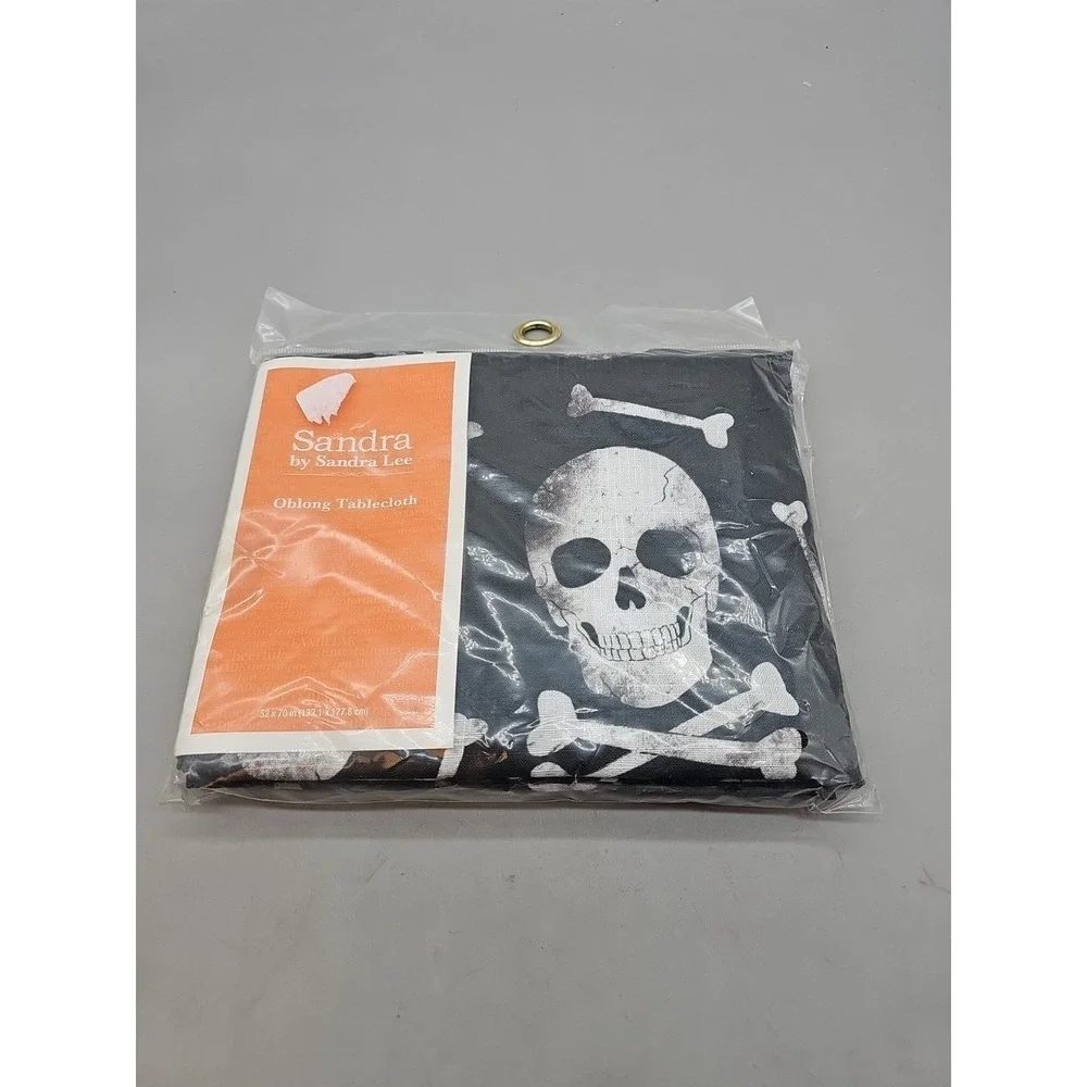 NEW NIP Sandra Lee Round RARE SKULL CROSSBONES Tablecloth Oblong 52x70‎ New